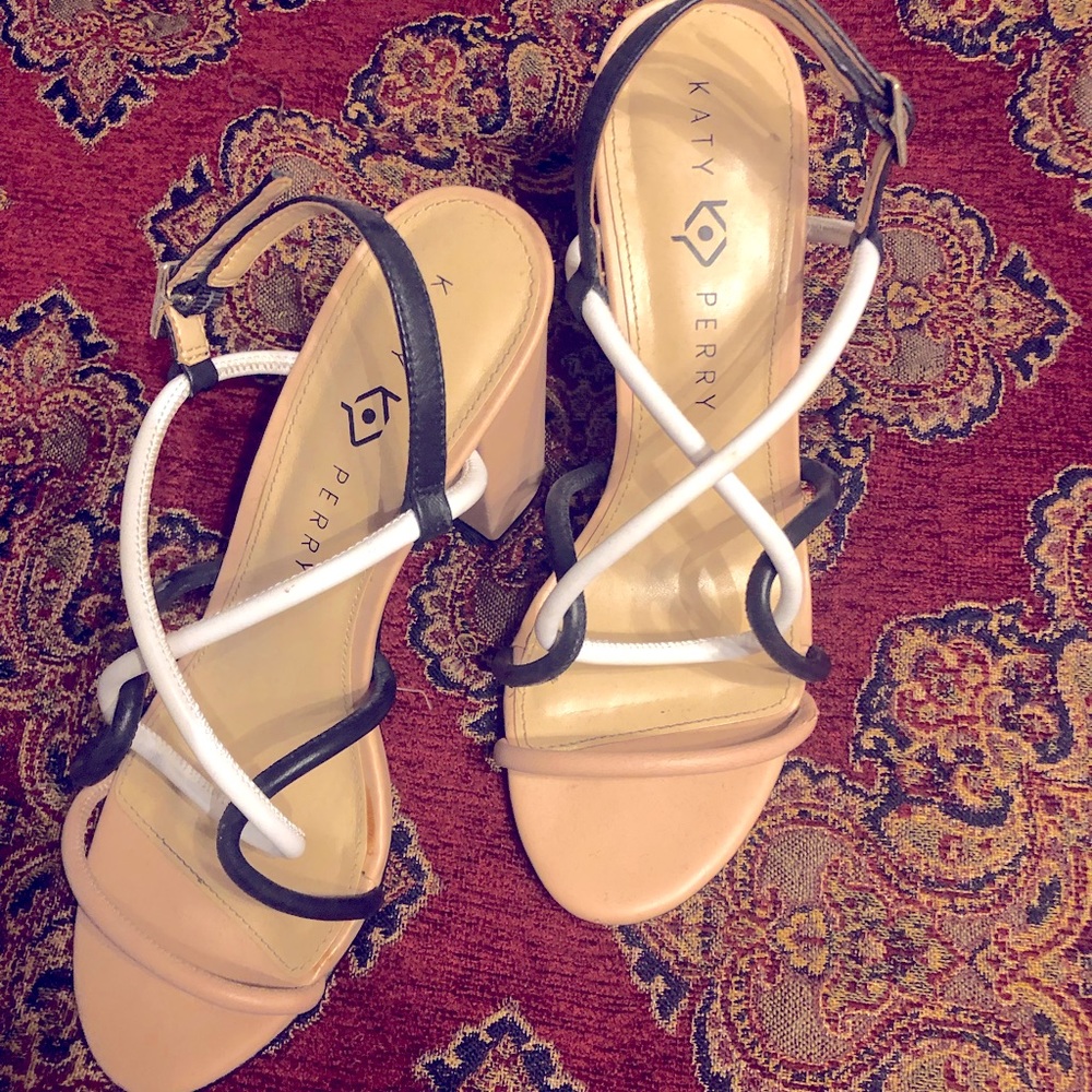 Only worn a few times. In great condition. Tan, black and white.